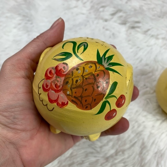 Vintage large round hand painted pineapple S&P - Picture 7 of 8